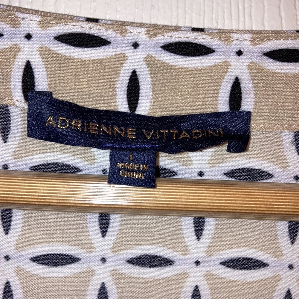 Like new Adrienne Vittadini patterned top with two zip pockets on the front - Picture 4 of 7